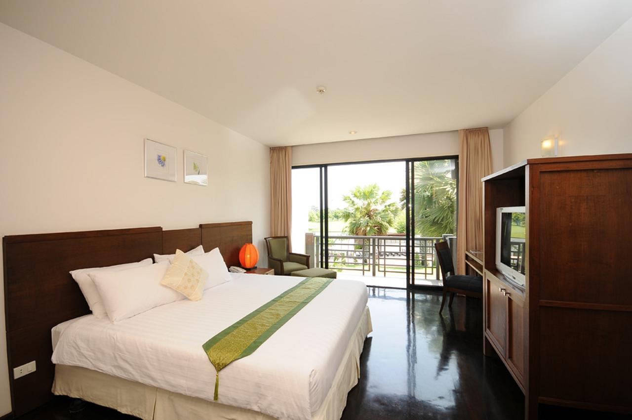 Suwan Golf & Country Club Guest House Nakhon Chai Si Bagian luar foto