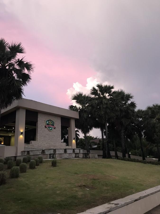 Suwan Golf & Country Club Guest House Nakhon Chai Si Bagian luar foto